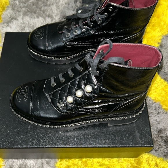 Combat style Chanel boot with pearl detail. - Picture 2 of 6